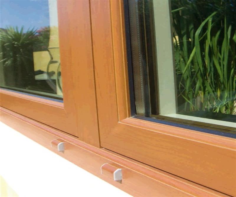 Infissi di varia tipologia con alluminio all’esterno e legno massello all’interno, sistema di apertura di ogni tipo, vetro a scelta.
