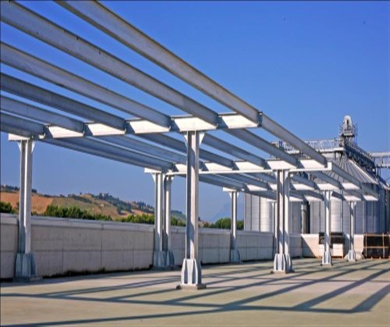 Coperture: per terrazze con struttura in ferro zincato, lastra di copertura con pannelli in lamiera coibentata o lastre in policarbonato traslucido